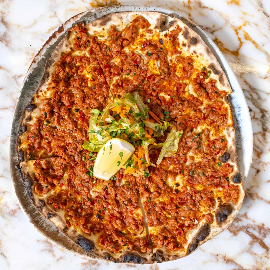 Lahmacun z sałatą i cytryną, widok z góry