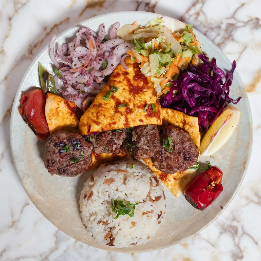 Kebab köfte z ryżem, lawaszem i surówkami
