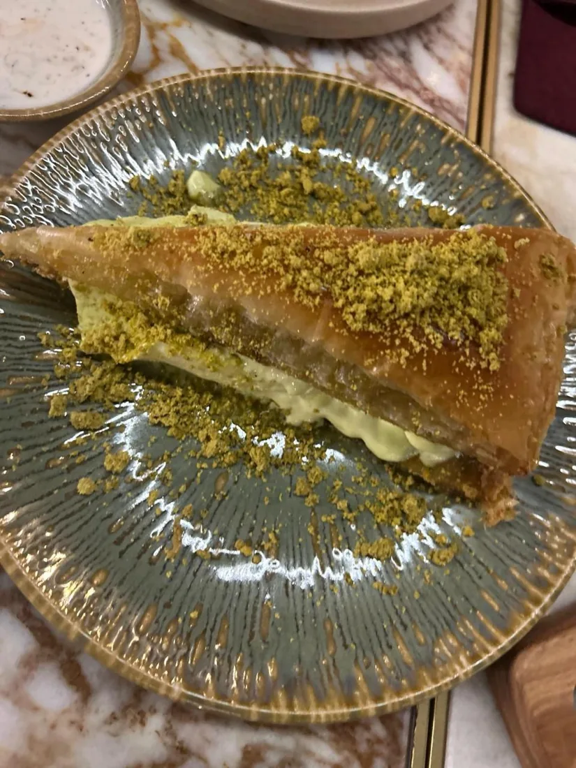 Baklava z pistacjami na talerzu