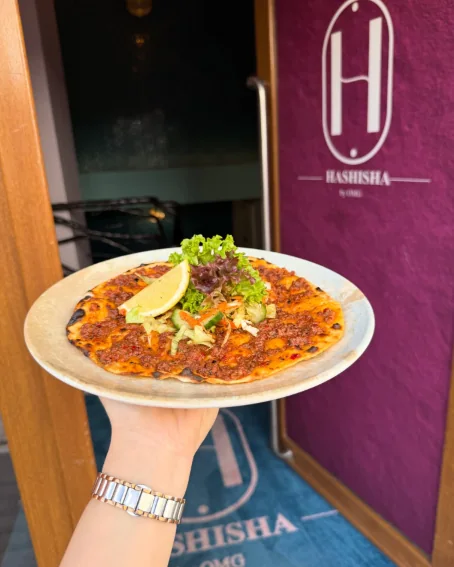 Lahmacun z sałatą i cytryną
